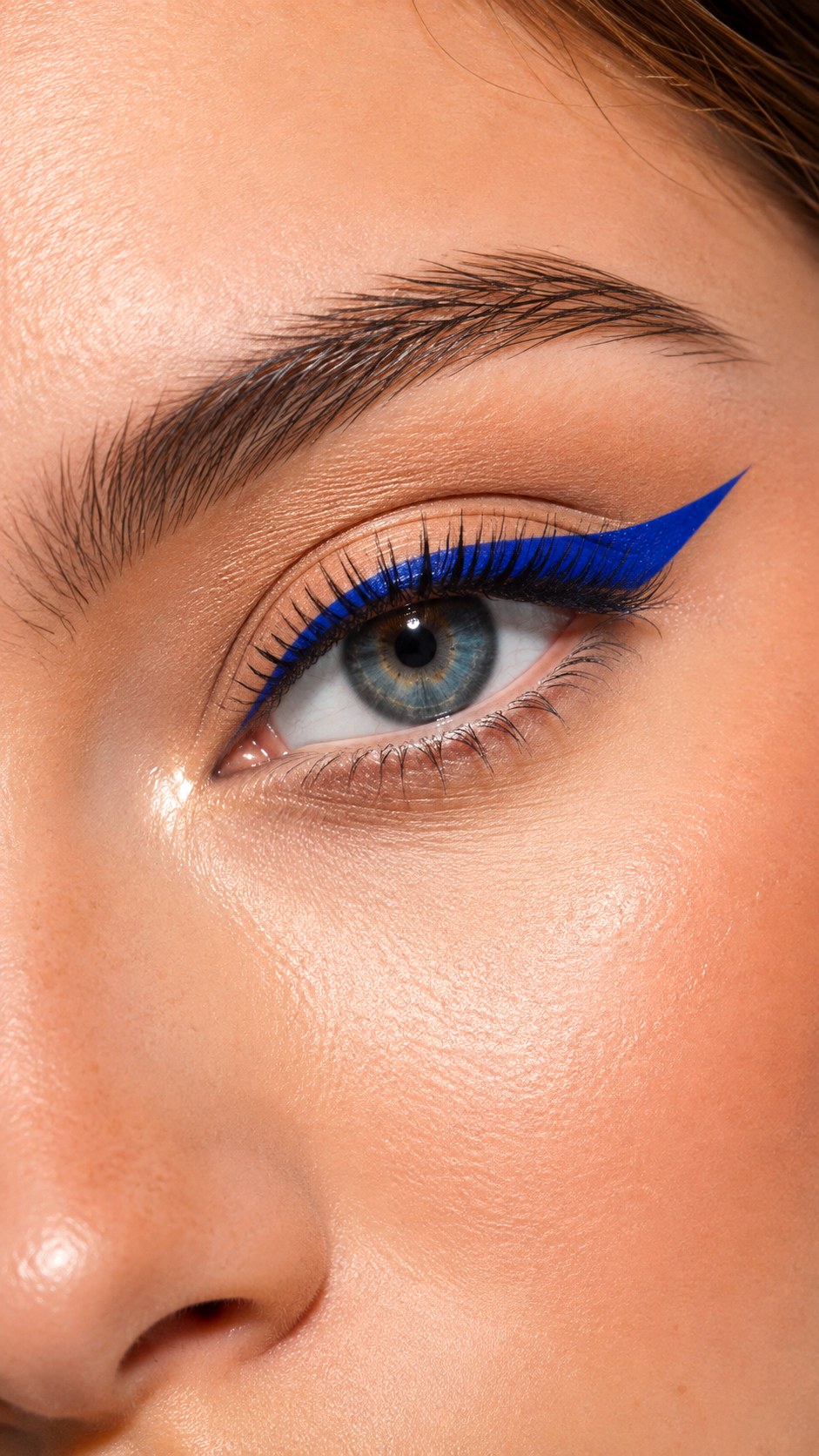 Cobalt Blue Bold Winged Liner - 23 Summer Eyeliner Looks