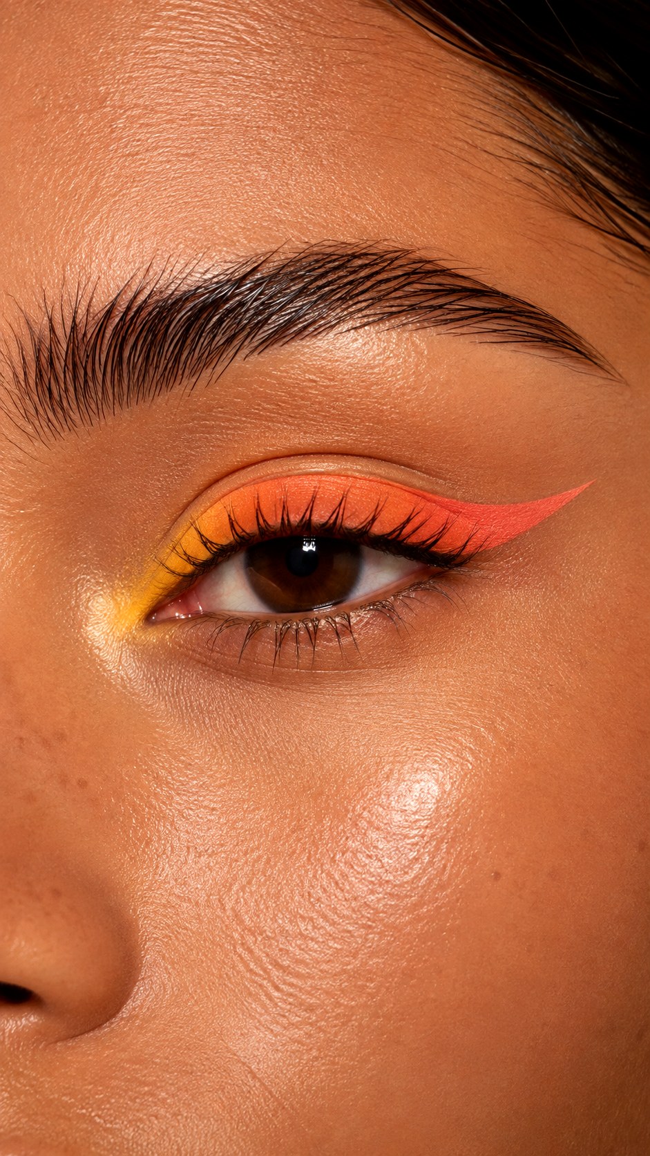 Coral Sunset Gradient Eyeliner - 23 Summer Eyeliner Looks