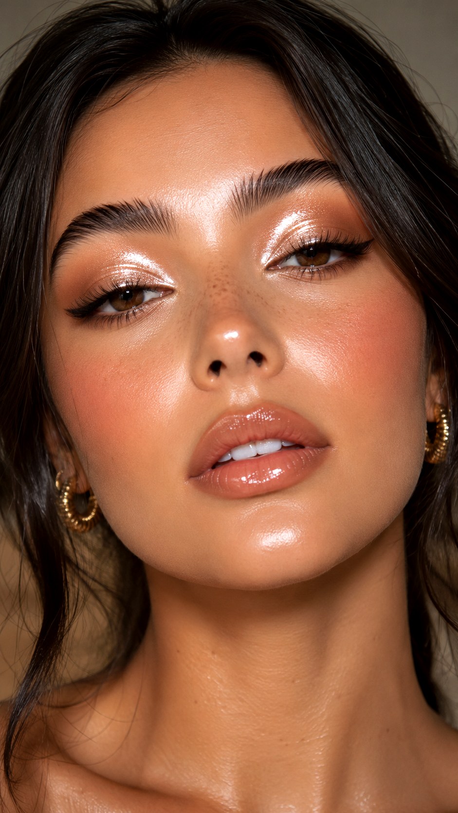 Dewy Champagne Shimmer Lids - 24 Summer Eye Makeup Looks