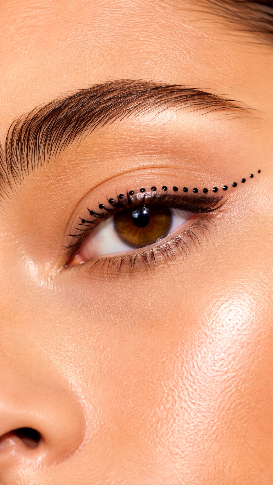 Dotted Eyeliner Modern Art Look - 23 Summer Eyeliner Looks