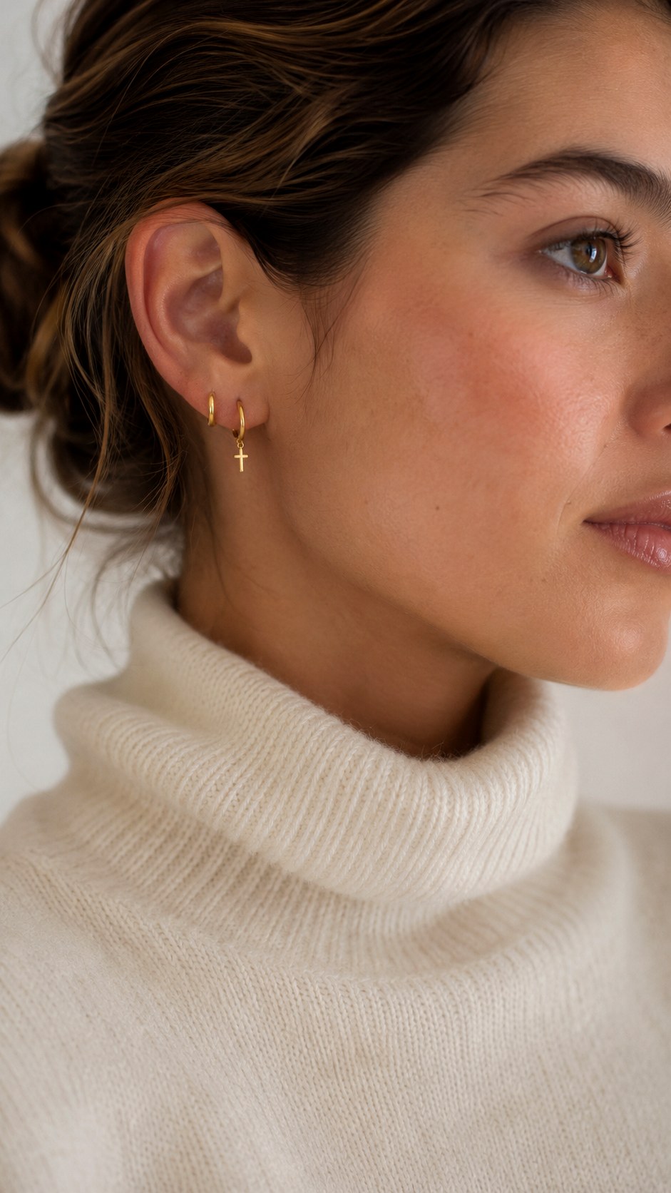 Gold Huggie Hoop Earrings - 23 gold jewelry ideas