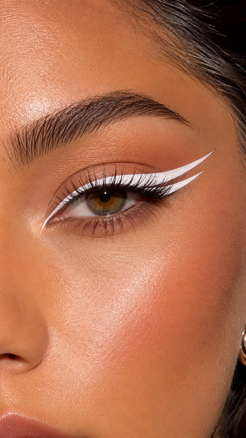 Graphic White Double Wing - 24 Summer Eye Makeup Looks