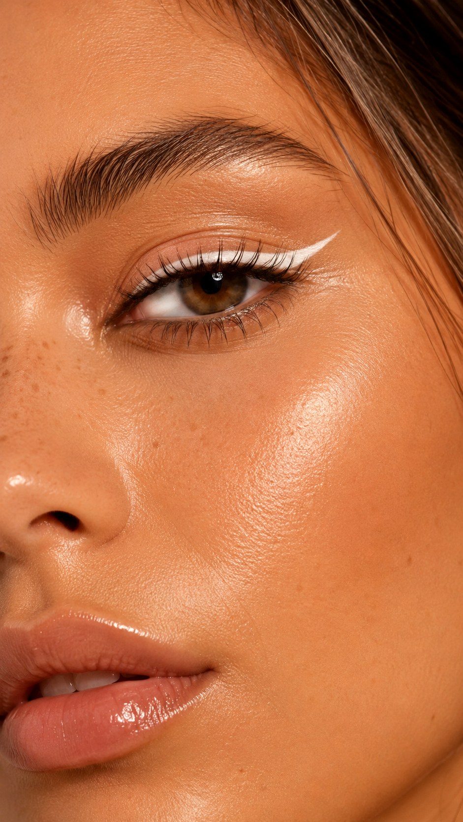 Graphic White Winged Eyeliner Look - 23 Summer Eyeliner Looks
