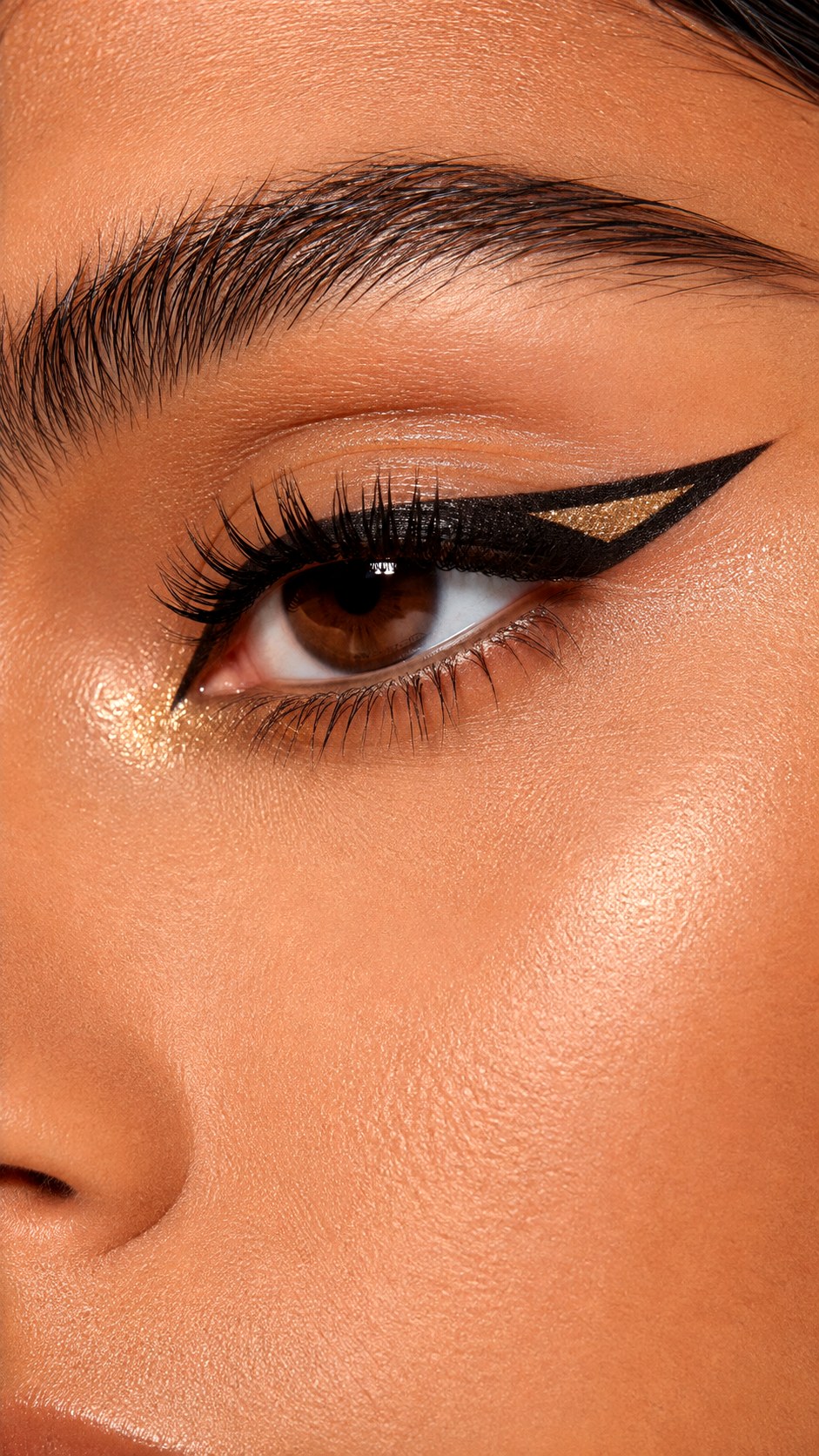 Negative Space Graphic Eyeliner - 23 Summer Eyeliner Looks