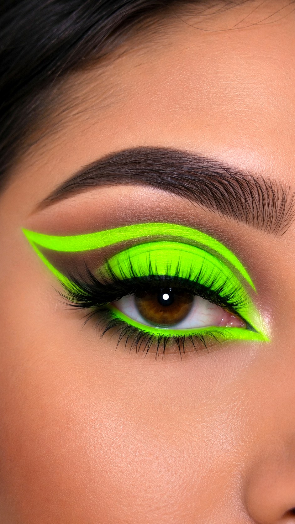 Neon Graphic Cut Crease - 24 Summer Eye Makeup Looks