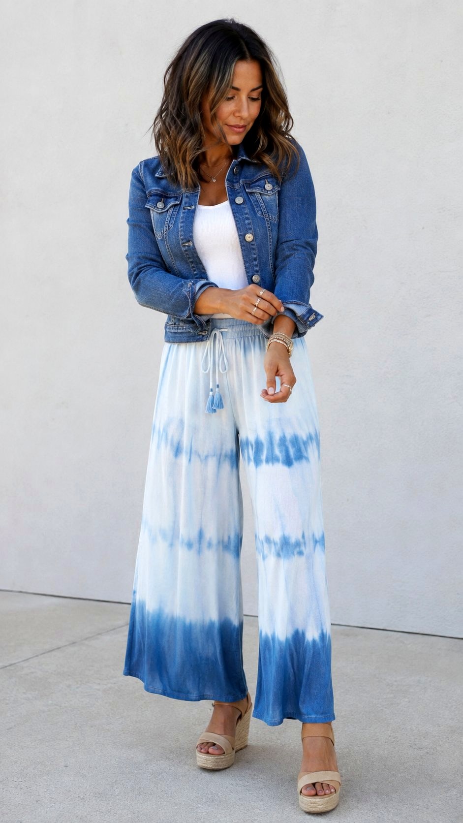 Tie Dye Print Pants with Denim - 23 printed pants style ideas